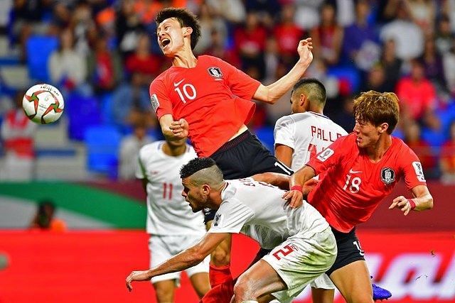 Lee Jae-sung tries to head the ball